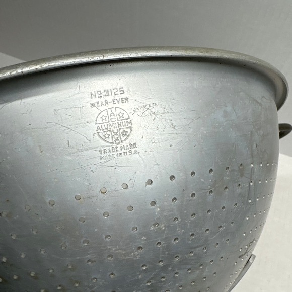 Vintage Wear-Ever Aluminum Colander Self-Standing #3125 Made in USA Handles - Picture 3 of 4